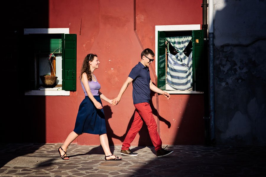 Šešėliai poros fotosesijoje Burano saloje