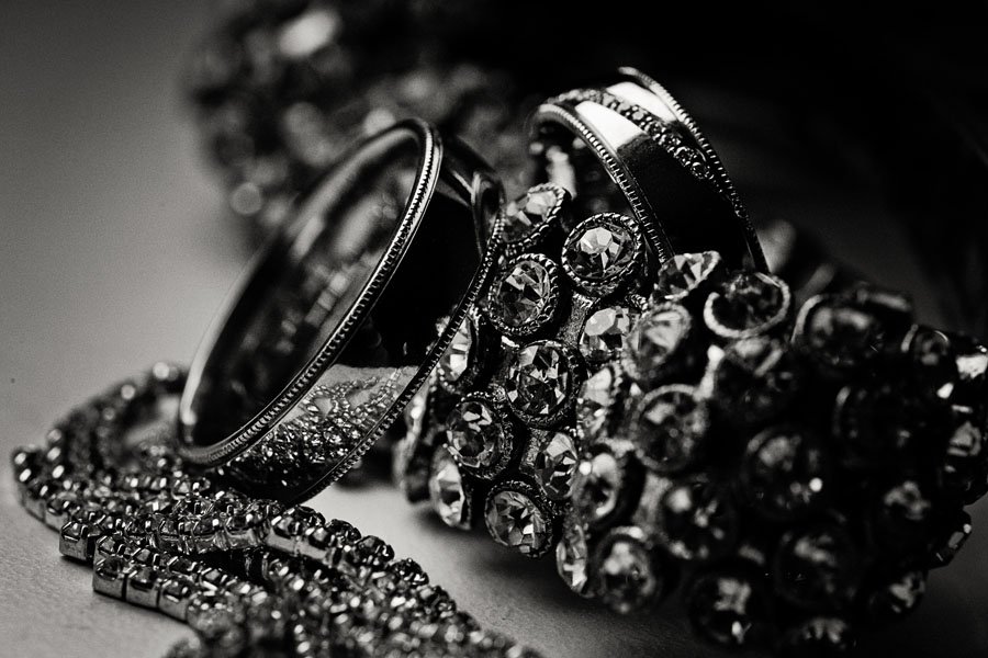 Vestuviniai žiedai juodai baltoje nuotraukoje