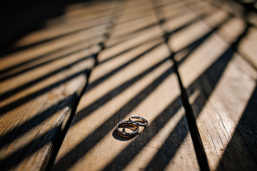 Vestuviniai žiedai šešėliuose Venecijoje