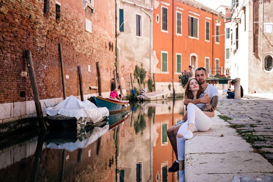 Vestuvių fotografai Venecijos kanaluose