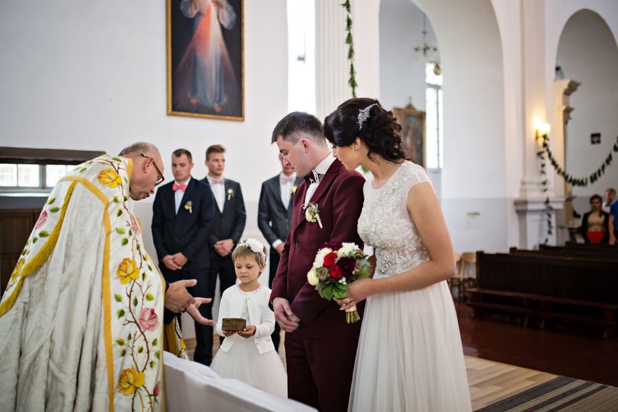 Vestuvių fotografai vestuvių ceremonijoje Krinčino bažnyčioje