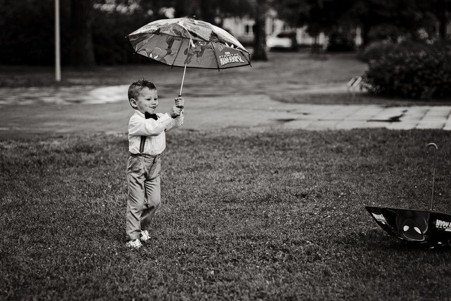 Žiedų berniukas bėgioja lietuje