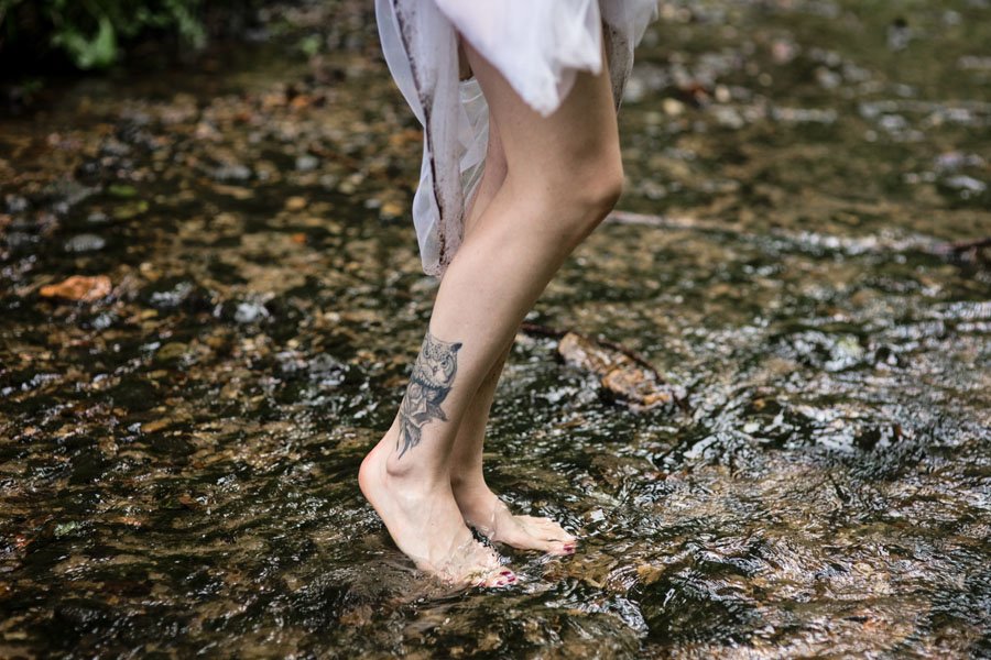Nuotaka su tatoo ant kojos