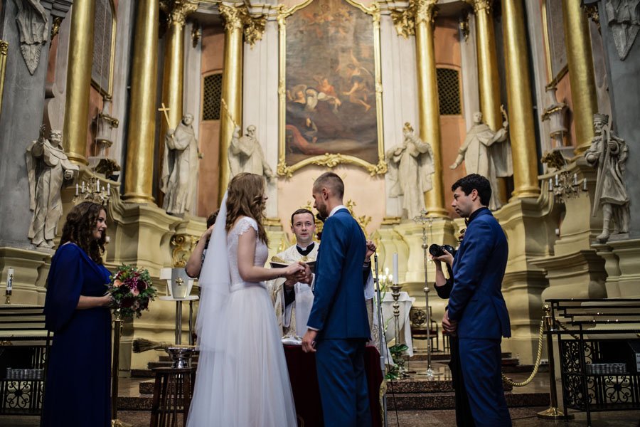 Vestuvių ceremonija Vilniaus Šv. Teresės bažnyčioje