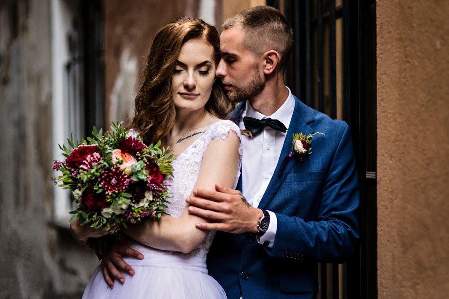 Vestuvių fotografai Vilniuje siauriausioje gatvelėje