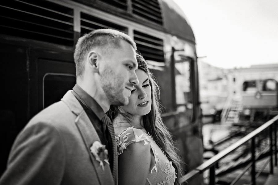 Vestuvių fotografai traukinių stotyje Vilniuje
