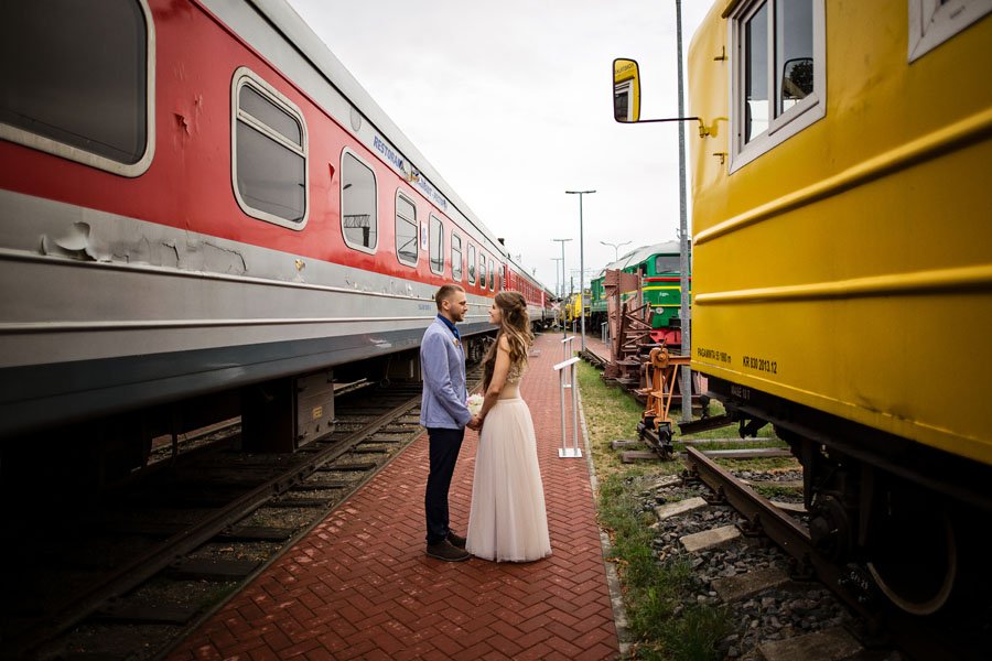 Vestuvių fotografas geležinkelio stotyje Vilniuje