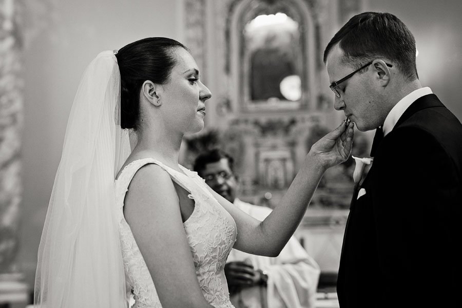 Jaunikis bučiuoja žiedą santuokos ceremonijos metu Amalfi Italijoje