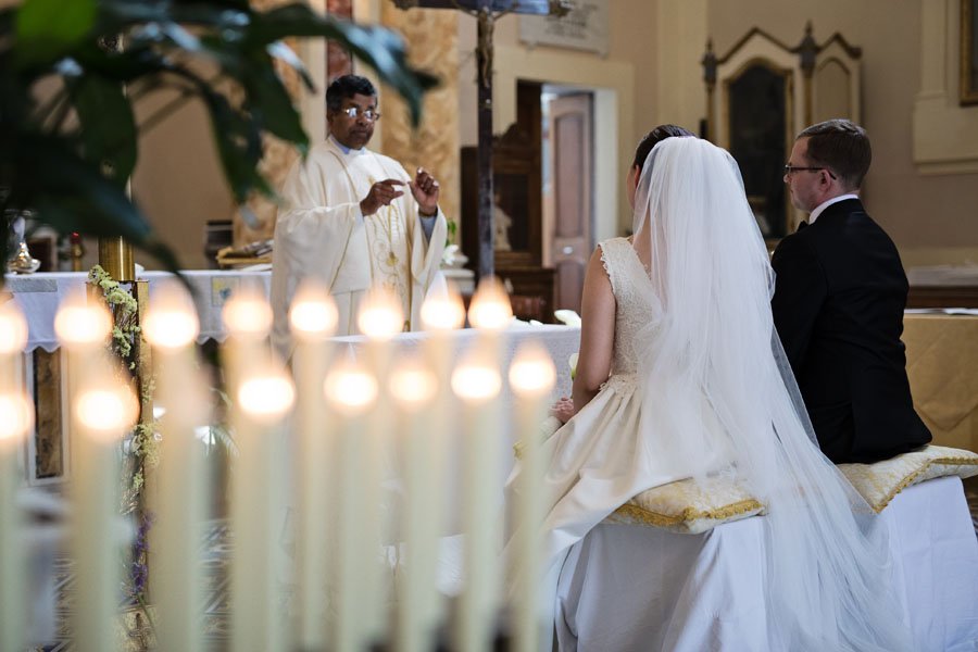 Kunigas santuokos ceremonijoje Italijoje