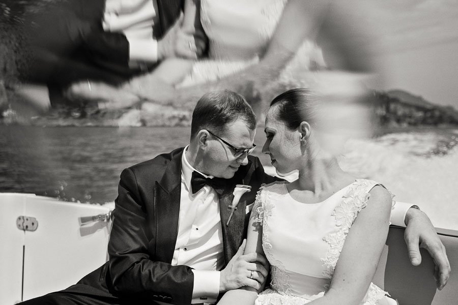Popietė valtyje vestuvių dieną Amalfi Italijoje