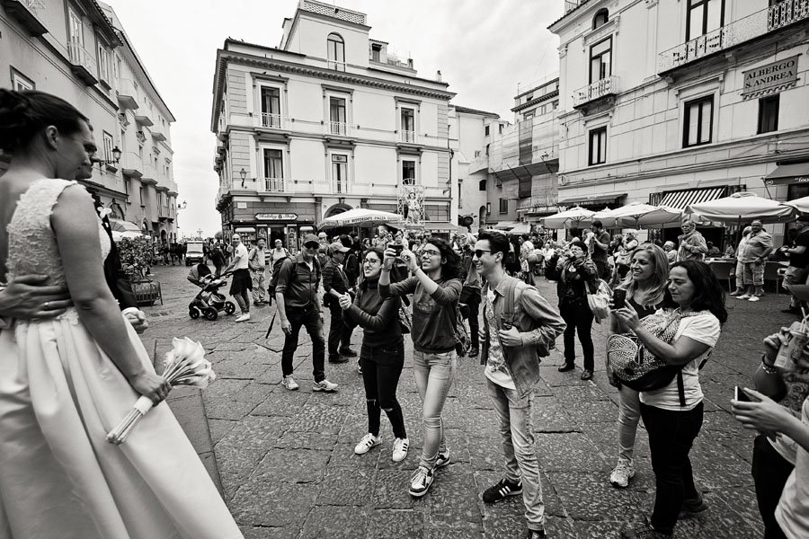 Turistai vestuvių fotosesijoje Amalfyje