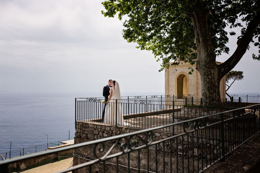 Vestuvinė fotosesija prie Amalfi bažnyčios Italijoje