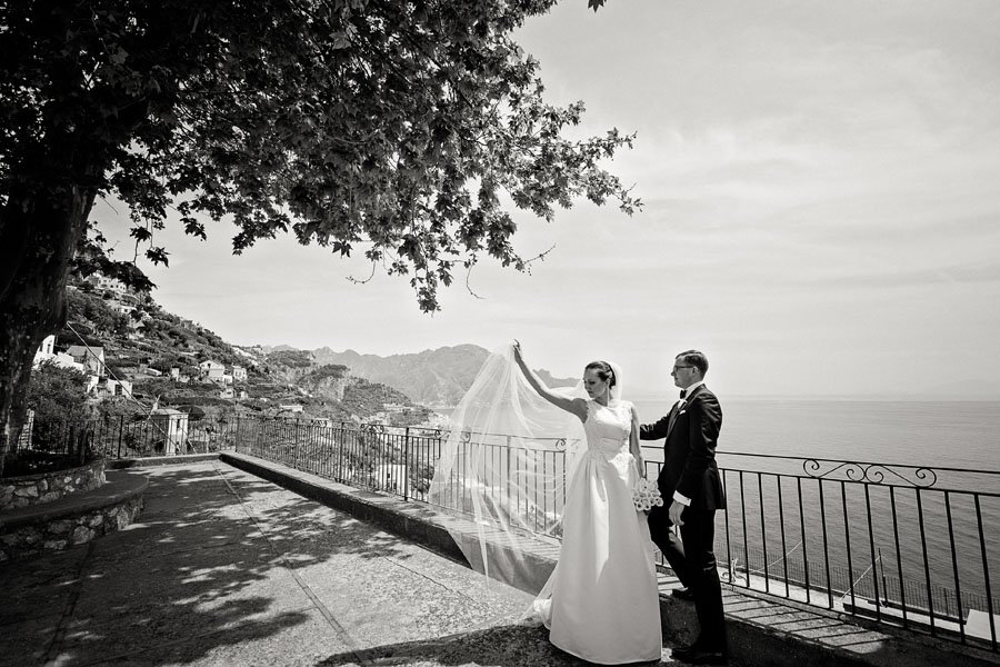 Vestuvių fotosesija Amalfi bažnyčios šventoriuje