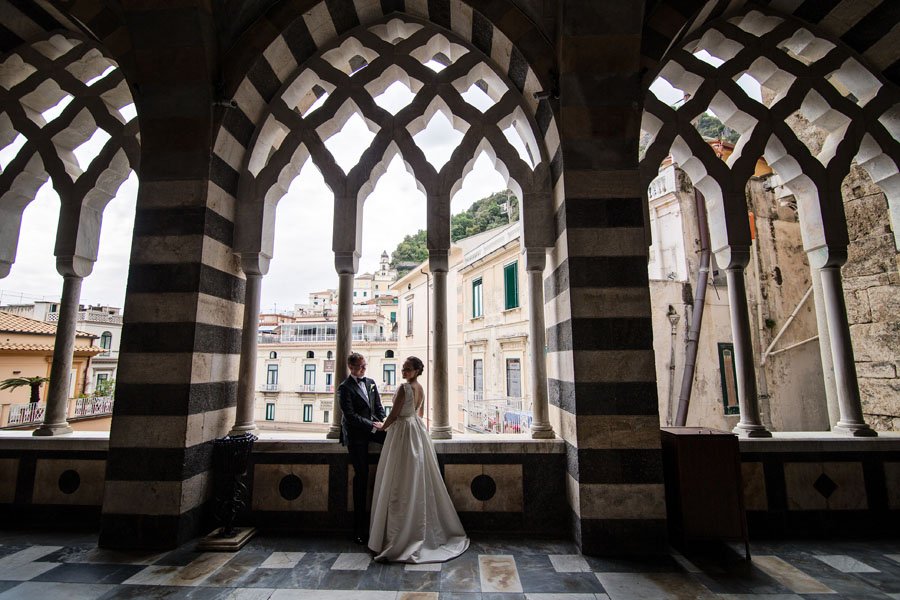 Vestuvių fotosesija prie Amalfi katedros Italijoje