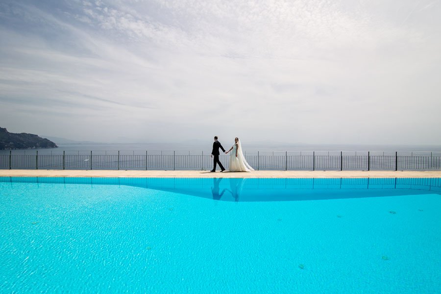 Vestuvių fotosesija prie baseino Italijoje