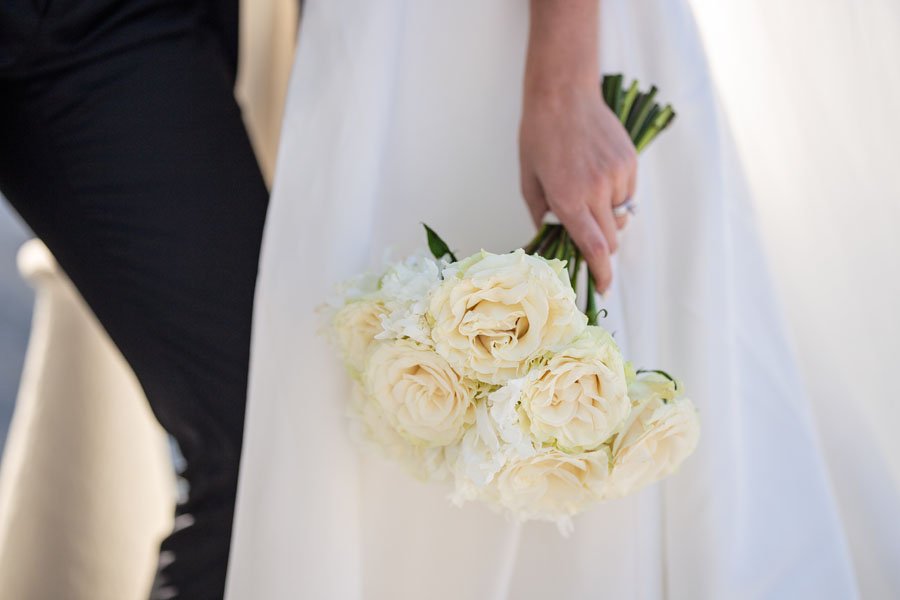 Baltų rožių vestuvinė puokštė