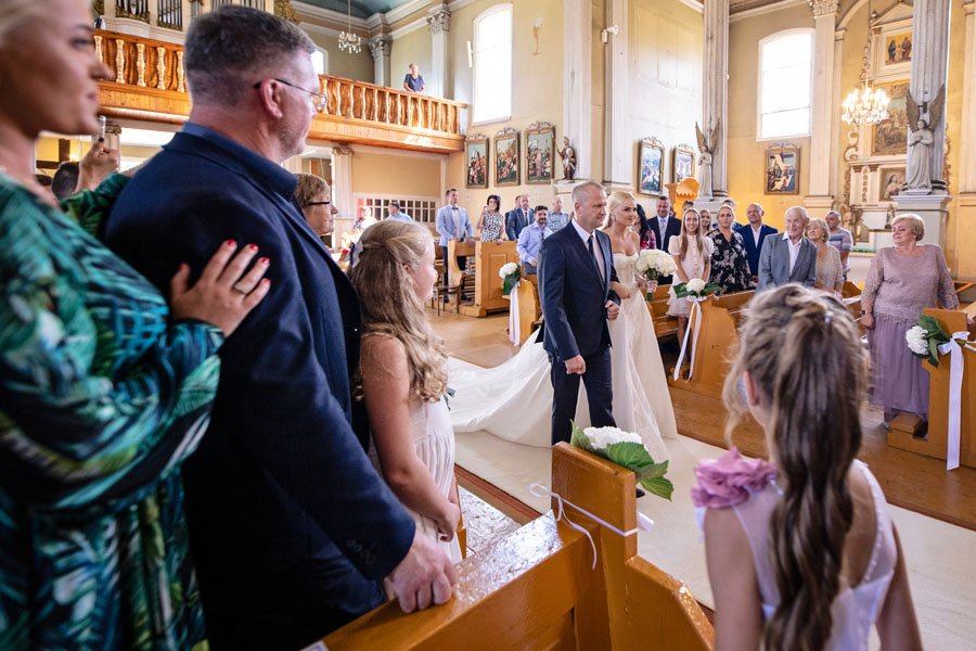 Tėtis lydi nuotaką link Skaudvilės bažnyčios altoriaus