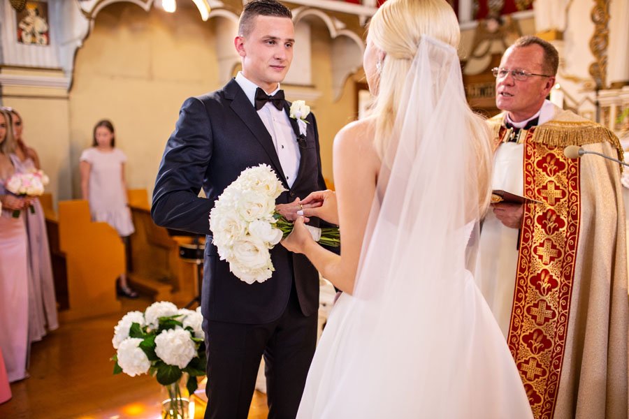 Vestuvių fotografai Skaudvilės bažnyčioje santuokos ceremonijoje
