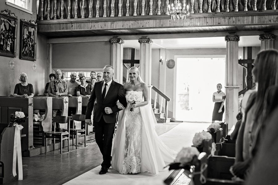 Vestuvių fotografai Skaudvilės bažnyčioje