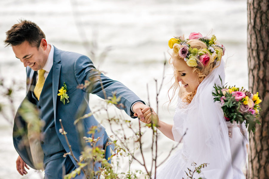 Laimingi jaunieji vestuvių fotosesijoje prie jūros