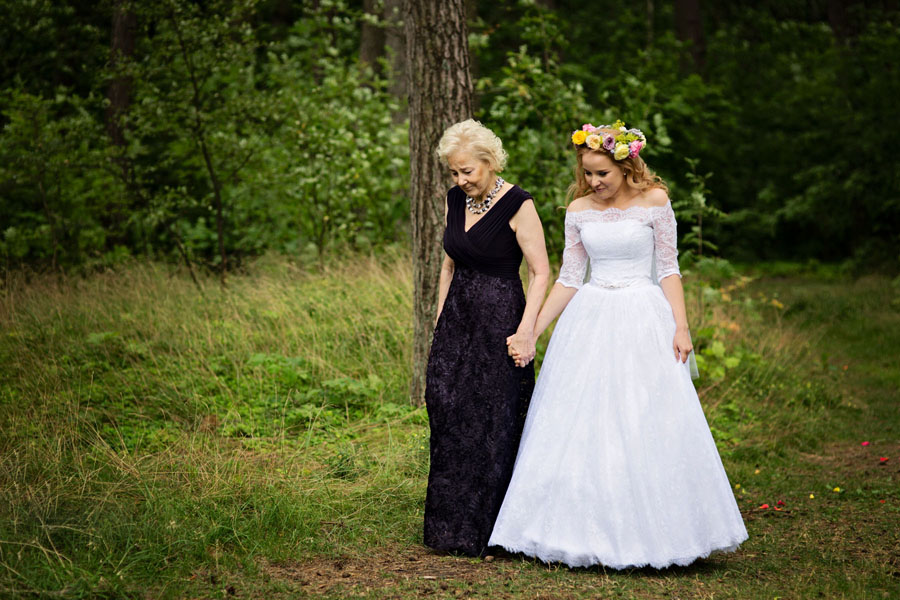Mama lydi dukrą į santuokos ceremoniją