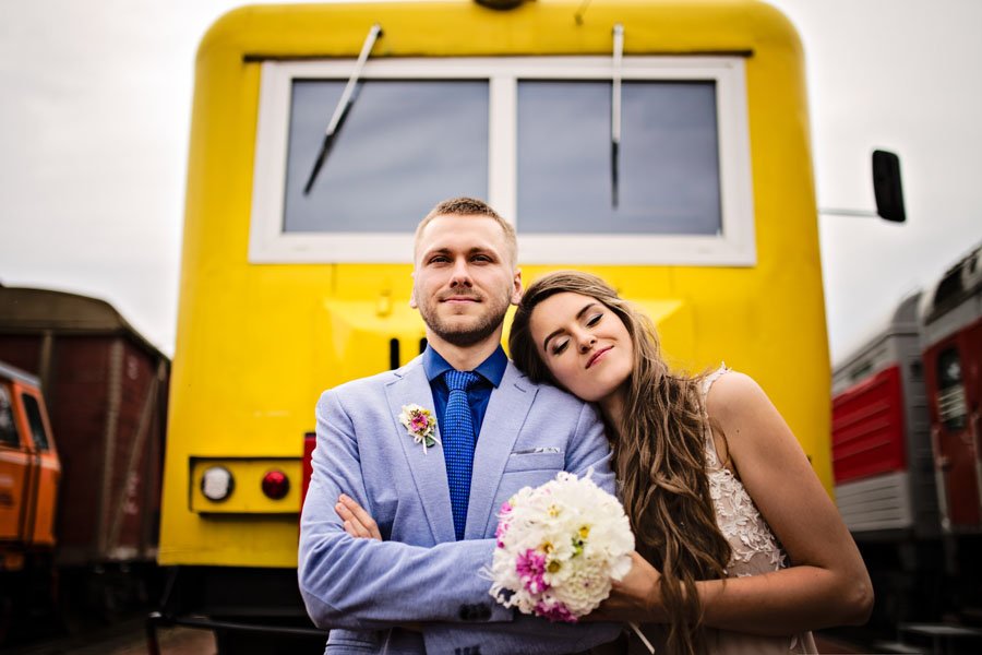 Vestuvių fotosesija Vilniaus geležinkelio stotyje
