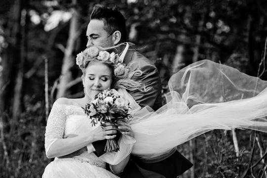 Vėjo sukuriama dinamika vestuvių fotografijoje 